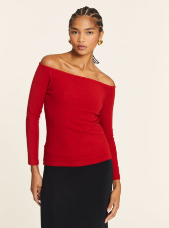 Top canalé rojo de Pepa Loves con cuello barca. Disponible en Dulce Locura, tienda de moda en Badajoz.
