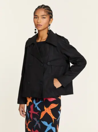 Gabardina corta negra de Pepa Loves con forro de cuadros. Disponible en Dulce Locura, tienda de moda en Badajoz.