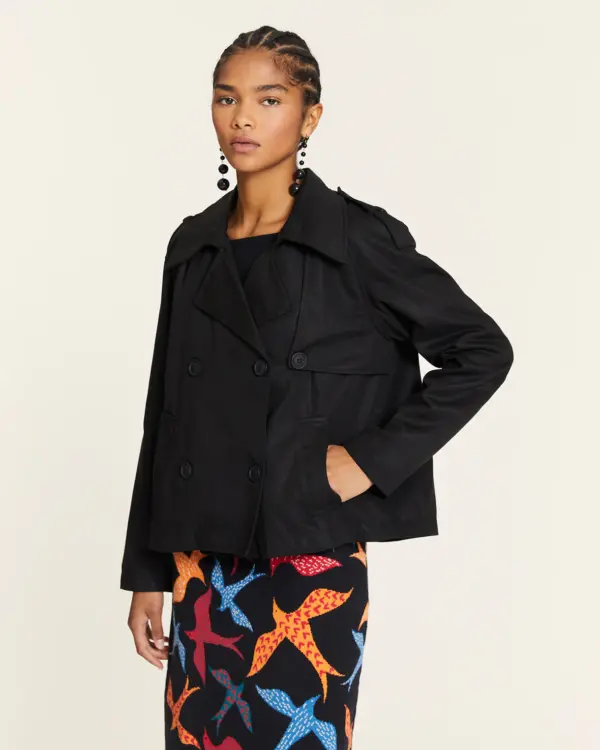 Gabardina corta negra de Pepa Loves con forro de cuadros. Disponible en Dulce Locura, tienda de moda en Badajoz.