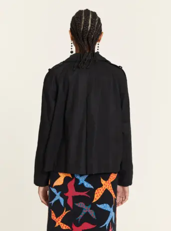 Gabardina corta negra de Pepa Loves con forro de cuadros. Disponible en Dulce Locura, tienda de moda en Badajoz.