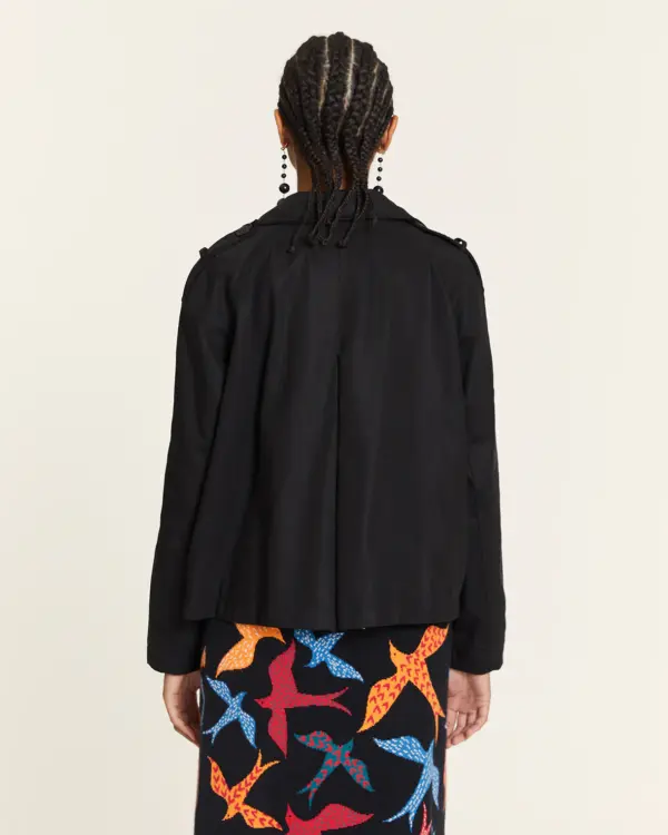 Gabardina corta negra de Pepa Loves con forro de cuadros. Disponible en Dulce Locura, tienda de moda en Badajoz.