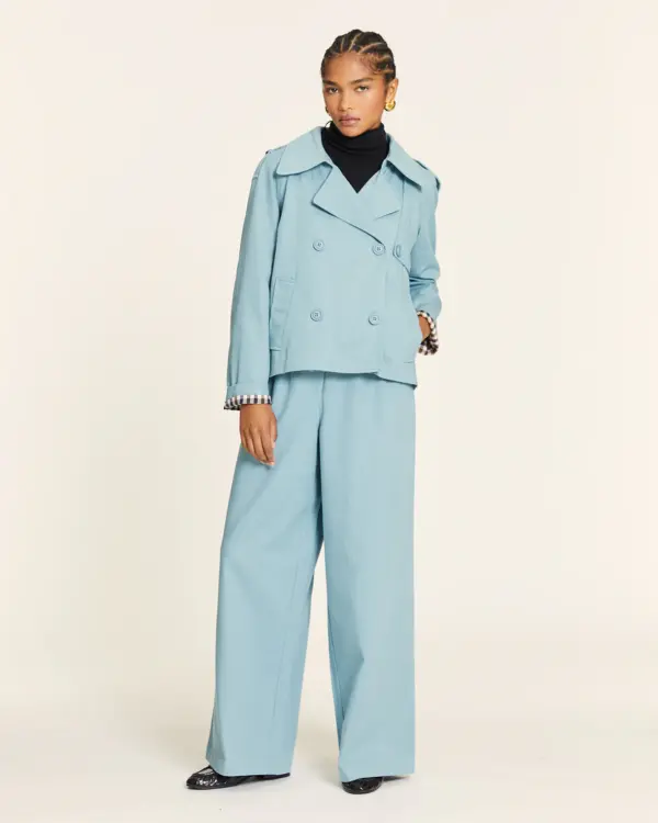 Gabardina corta con forro de cuadros azul. Disponible en Dulce Locura, tienda de moda en Badajoz.
