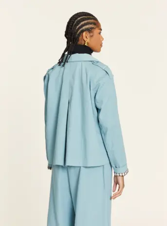 Gabardina corta con forro de cuadros azul. Disponible en Dulce Locura, tienda de moda en Badajoz.
