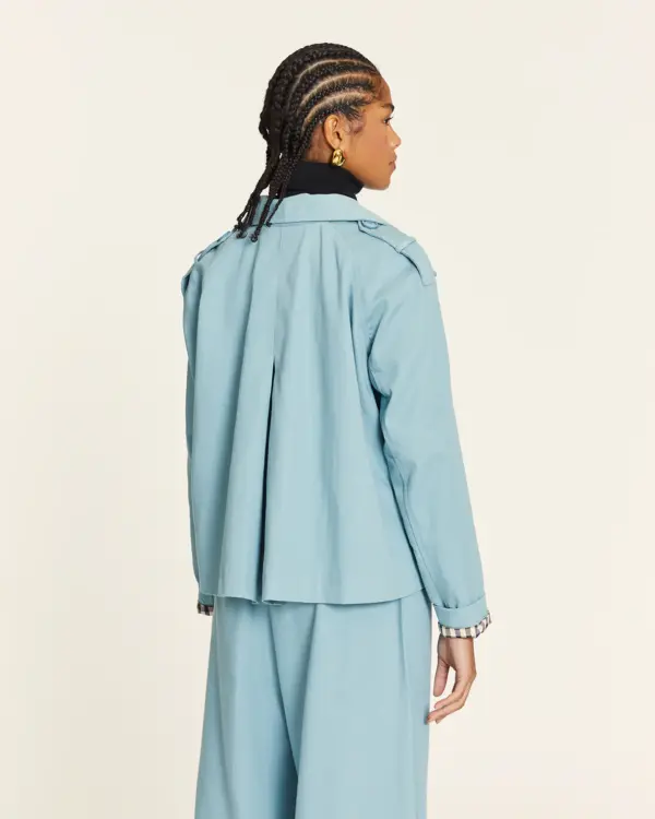 Gabardina corta con forro de cuadros azul. Disponible en Dulce Locura, tienda de moda en Badajoz.