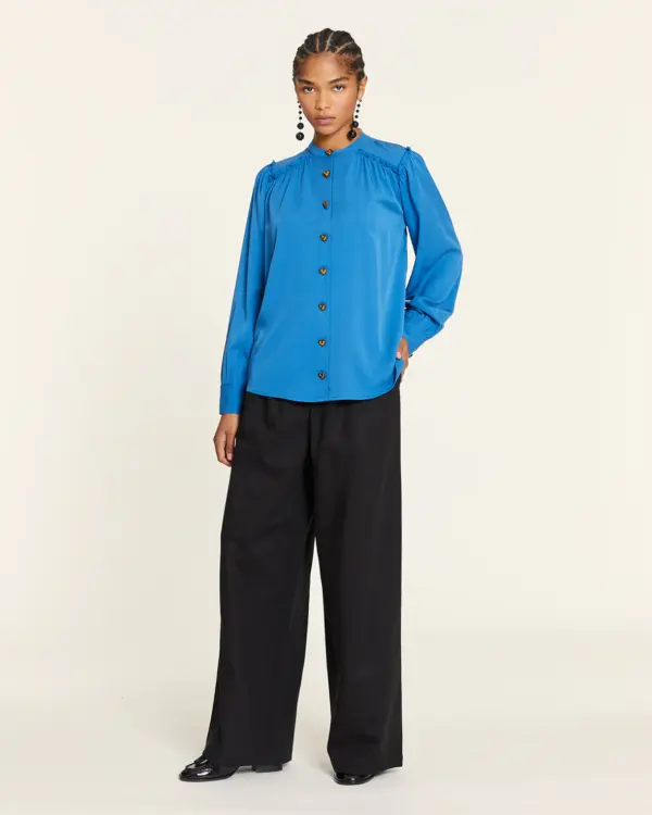 Pantalón Tencel negro con pinzas, cintura elástica trasera, bolsillos laterales y bajo por debajo del tobillo. Disponible en Dulce Locura, tienda de moda en Badajoz.
