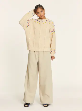 Pantalón Tencel beige con pinzas, cintura elástica trasera, bolsillos laterales y bajo por debajo del tobillo. Disponible en Dulce Locura, tienda de moda en Badajoz.