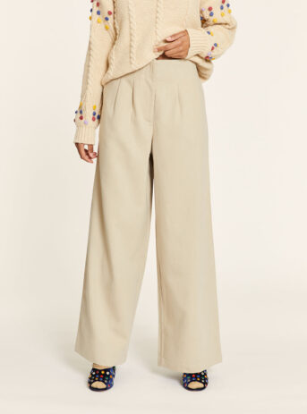 Pantalón Tencel beige con pinzas, cintura elástica trasera, bolsillos laterales y bajo por debajo del tobillo. Disponible en Dulce Locura, tienda de moda en Badajoz.