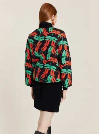 Chaqueta acolchada con estampado de libélulas de Pepa Loves. Disponible en Dulce Locura, tienda de moda en Badajoz.