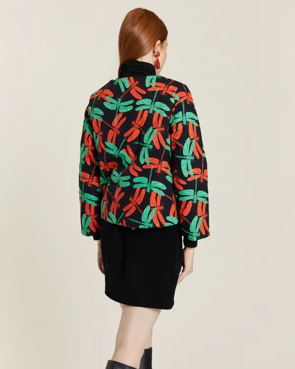 Chaqueta acolchada con estampado de libélulas de Pepa Loves. Disponible en Dulce Locura, tienda de moda en Badajoz.