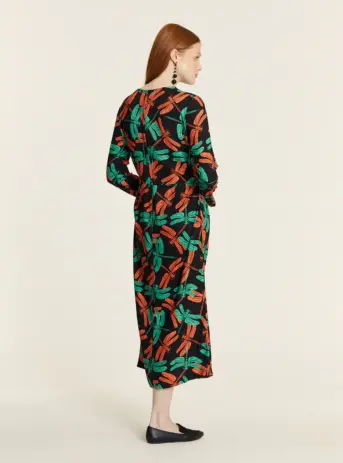 Vestido maxi de libélulas con cremallera invisible trasera, cuello redondo y manga larga recta. Disponible en Dulce Locura, tienda de moda en Badajoz.