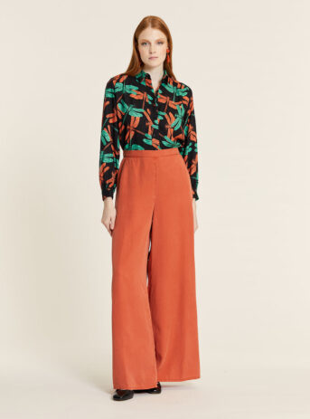 Pantalón fluido Tencel Toffee palazzo de pierna ancha y caída recta con cintura ajustada y bolsillos laterales. Disponible en Dulce Locura, tienda de moda en Badajoz.