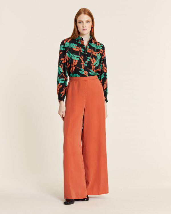 Pantalón fluido Tencel Toffee palazzo de pierna ancha y caída recta con cintura ajustada y bolsillos laterales. Disponible en Dulce Locura, tienda de moda en Badajoz.