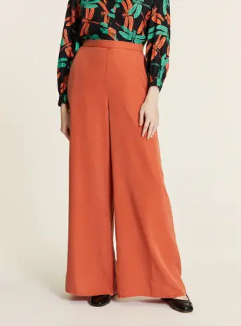 Pantalón fluido Tencel Toffee palazzo de pierna ancha y caída recta con cintura ajustada y bolsillos laterales. Disponible en Dulce Locura, tienda de moda en Badajoz.