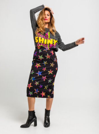 Camiseta oversize de algodón con estampado de estrellas y animal print, corte cuadrado, manga caída y cortes laterales. Disponible en Dulce Locura.