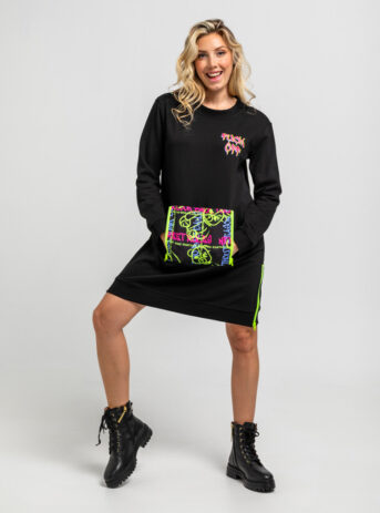 Vestido sudadera I’m The Queen con cremalleras y estampado de graffiti urbano. Disponible en Dulce Locura, tienda de moda en Badajoz.