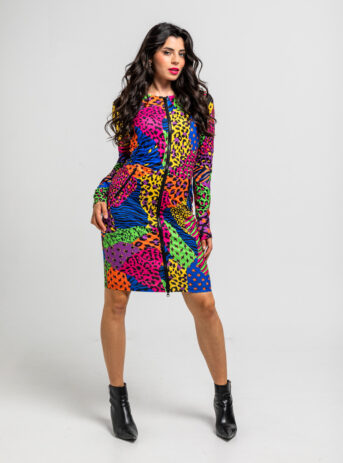 Vestido tubo Caótica con cremalleras decorativas y estampado variado de animal print. Disponible en Dulce Locura, tienda de moda en Badajoz.