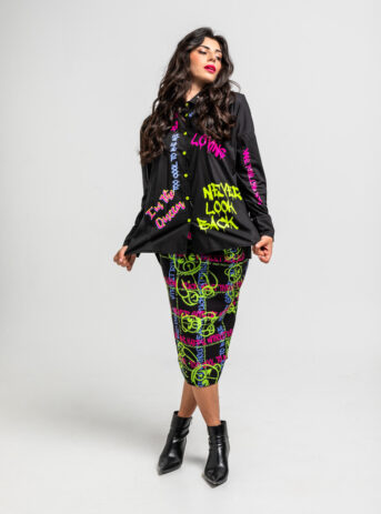 Camisa oversize I’m The Queen con estampado de graffiti urbano. Disponible en Dulce Locura, tienda de moda en Badajoz.