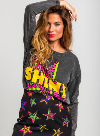 Camiseta oversize de algodón con estampado de estrellas y animal print, corte cuadrado, manga caída y cortes laterales. Disponible en Dulce Locura.