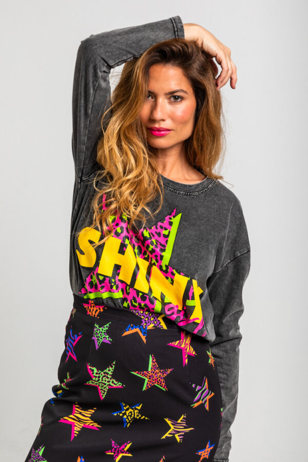 Camiseta oversize de algodón con estampado de estrellas y animal print, corte cuadrado, manga caída y cortes laterales. Disponible en Dulce Locura.