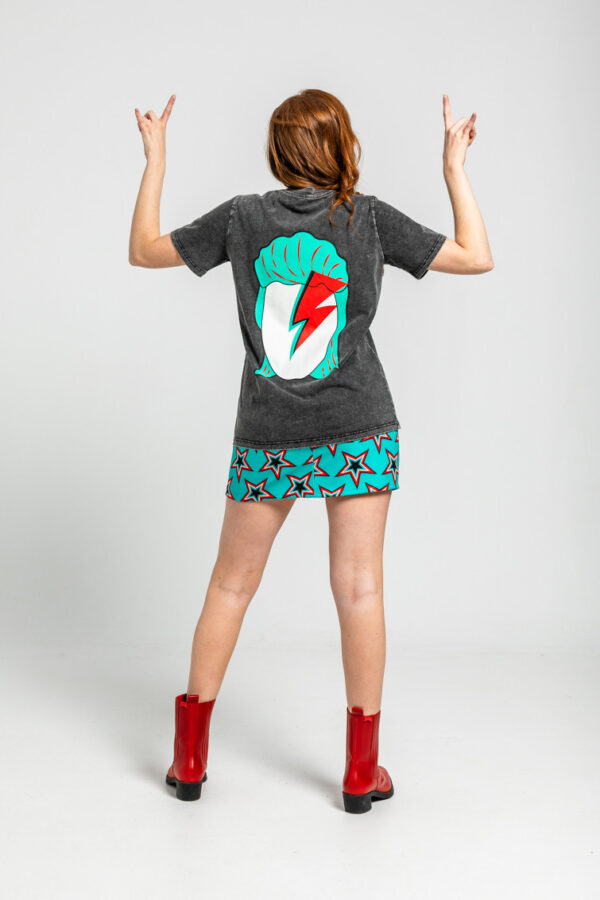 Camiseta unisex de algodón efecto desgastado ácido con estampado Bowie “We Can Be Heroes”. Disponible en Dulce Locura, tienda de moda en Badajoz.