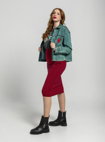 Cazadora over con cuello solapa, manga larga y bolsillos delanteros de plastón. Disponible en Dulce Locura, tienda de moda en Badajoz.