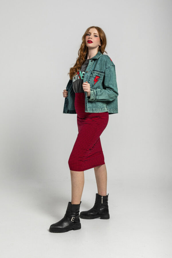 Cazadora over con cuello solapa, manga larga y bolsillos delanteros de plastón. Disponible en Dulce Locura, tienda de moda en Badajoz.