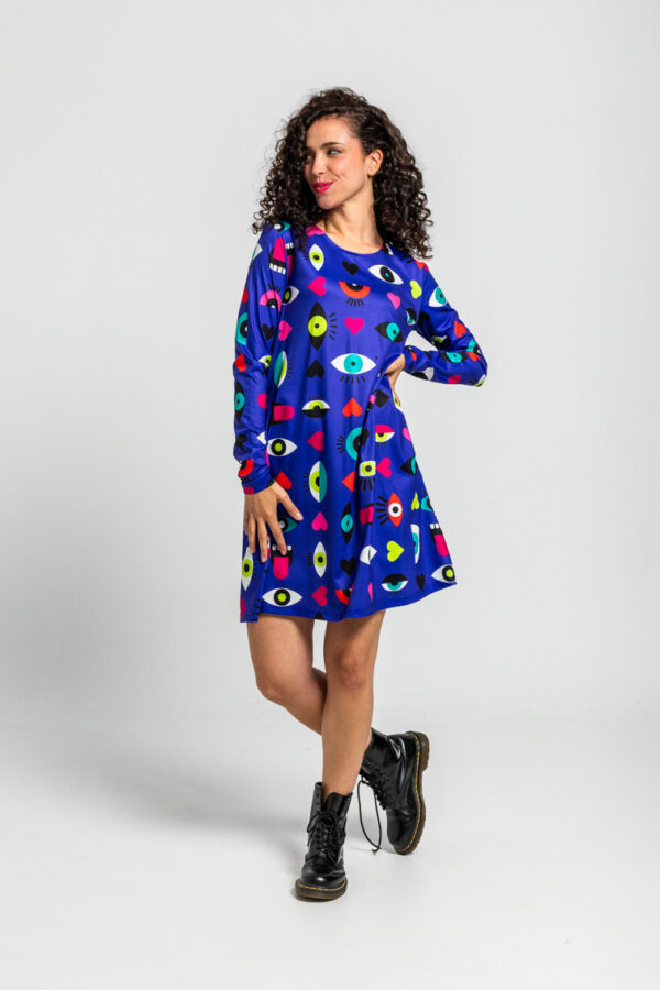 Vestido corte A Love Yourself con estampado de ojos, corazones y bocas. Disponible en Dulce Locura, tienda de moda en Badajoz.
