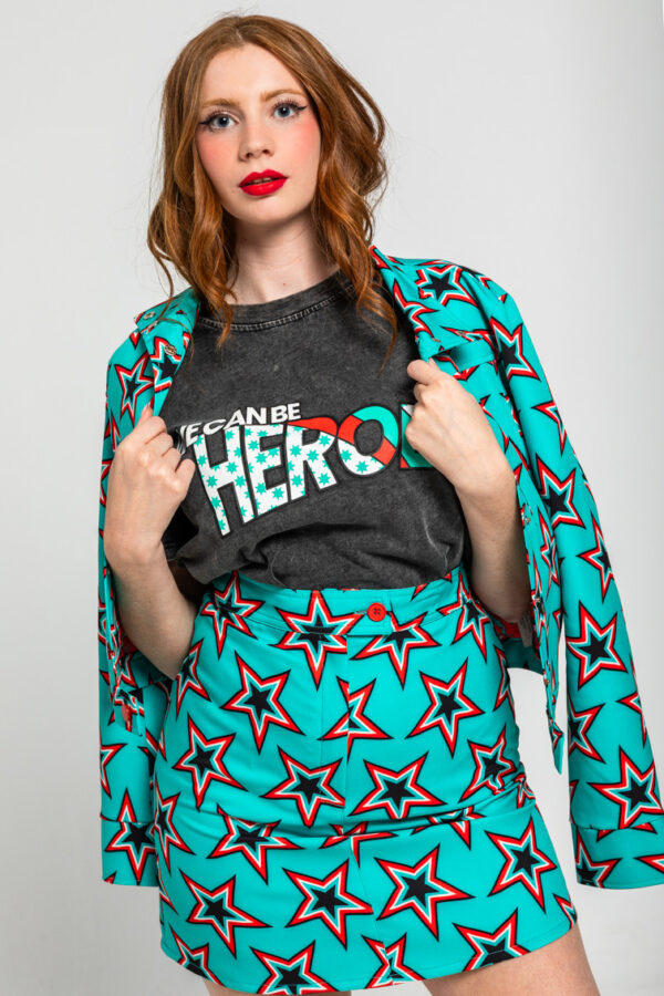 Camiseta unisex de algodón efecto desgastado ácido con estampado Bowie “We Can Be Heroes”. Disponible en Dulce Locura, tienda de moda en Badajoz.