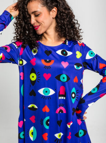 Vestido corte A Love Yourself con estampado de ojos, corazones y bocas. Disponible en Dulce Locura, tienda de moda en Badajoz.