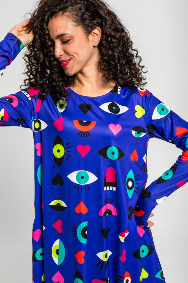 Vestido corte A Love Yourself con estampado de ojos, corazones y bocas. Disponible en Dulce Locura, tienda de moda en Badajoz.