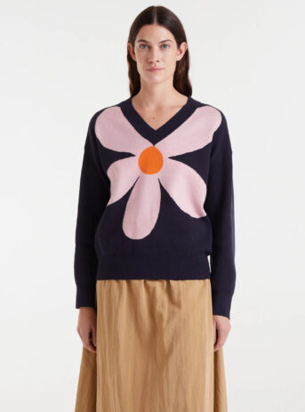 Jersey de punto jacquard Big Navy Blue Flower de Compañía Fantástica con escote pico, hombro caído y acabados de canalé. Disponible en Dulce Locura.