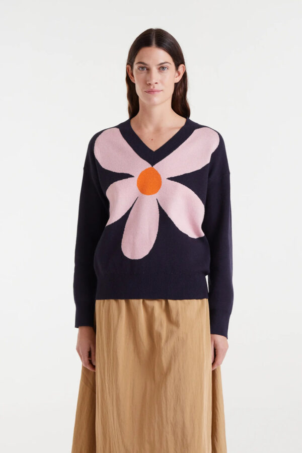 Jersey de punto jacquard Big Navy Blue Flower de Compañía Fantástica con escote pico, hombro caído y acabados de canalé. Disponible en Dulce Locura.