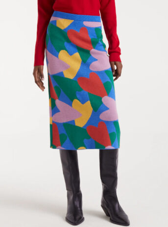 Falda midi de punto con estampado Cupido, cintura elástica, tiro medio y abertura trasera. Disponible en Dulce Locura, tienda de moda en Badajoz.