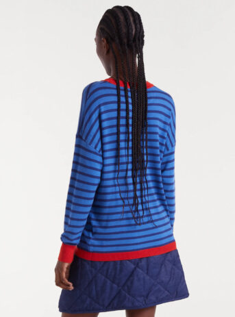 Jersey de punto a rayas en tonos azules con cuello redondo, manga larga de hombro caído y acabados en rib. Disponible en Dulce Locura, tienda de moda en Badajoz.