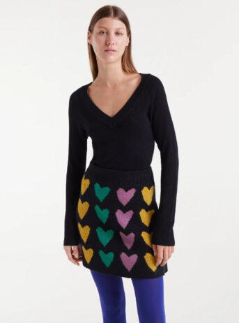 Top de punto canalé negro con escote pico y manga larga. Disponible en Dulce Locura, tienda de moda en Badajoz.