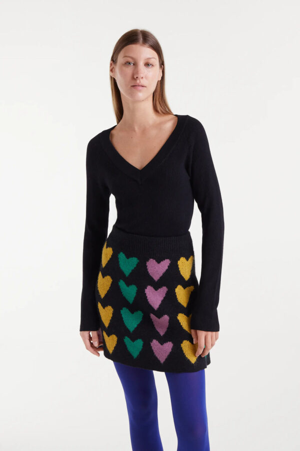Top de punto canalé negro con escote pico y manga larga. Disponible en Dulce Locura, tienda de moda en Badajoz.