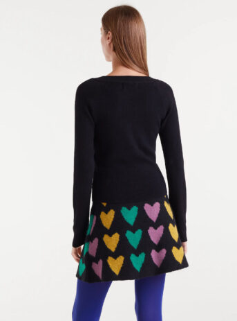 Top de punto canalé negro con escote pico y manga larga. Disponible en Dulce Locura, tienda de moda en Badajoz.