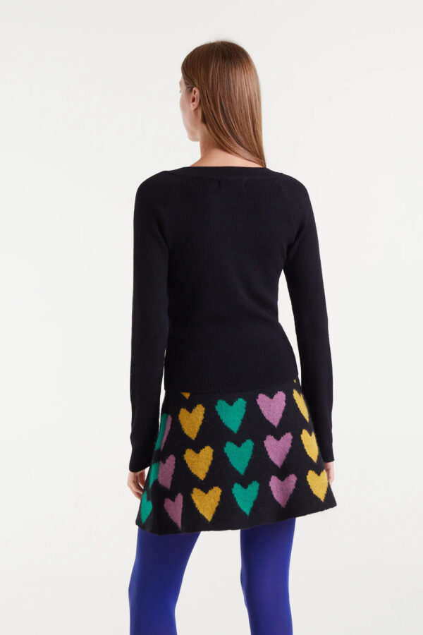 Top de punto canalé negro con escote pico y manga larga. Disponible en Dulce Locura, tienda de moda en Badajoz.