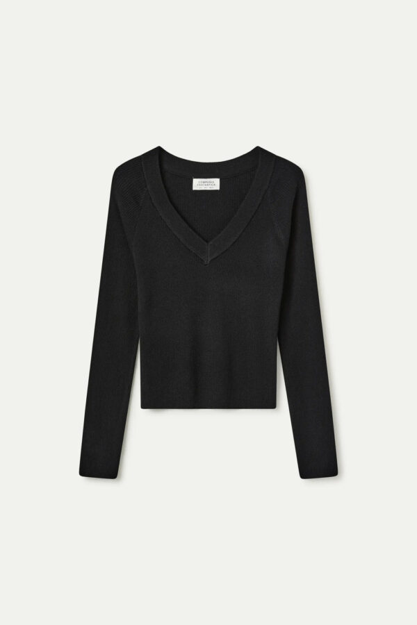 Top de punto canalé negro con escote pico y manga larga. Disponible en Dulce Locura, tienda de moda en Badajoz.