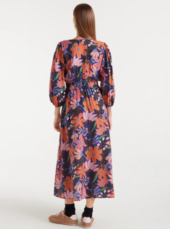 Vestido largo de crepé ligero con estampado Tigerlily, escote pico, manga francesa con abertura y bolsillos laterales. Disponible en Dulce Locura, Badajoz.