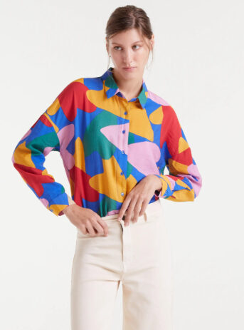 Camisa de crepé ligero con estampado Cupido, cuello solapa, manga larga con puños y cierre frontal con botones. Disponible en Dulce Locura, tienda de moda en Badajoz.