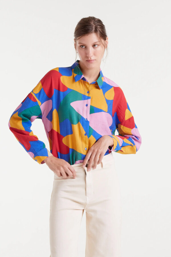 Camisa de crepé ligero con estampado Cupido, cuello solapa, manga larga con puños y cierre frontal con botones. Disponible en Dulce Locura, tienda de moda en Badajoz.