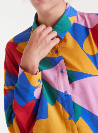 Camisa de crepé ligero con estampado Cupido, cuello solapa, manga larga con puños y cierre frontal con botones. Disponible en Dulce Locura, tienda de moda en Badajoz.