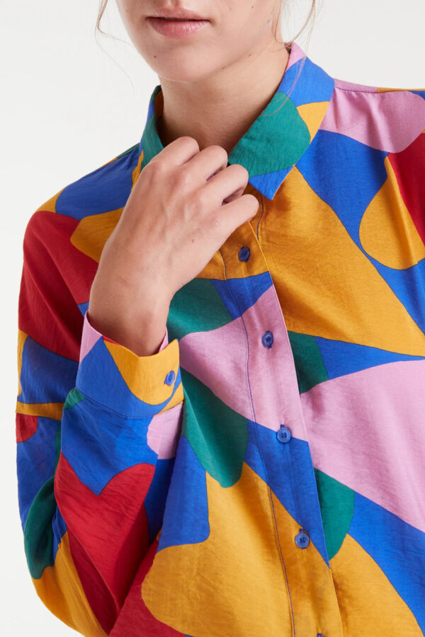 Camisa de crepé ligero con estampado Cupido, cuello solapa, manga larga con puños y cierre frontal con botones. Disponible en Dulce Locura, tienda de moda en Badajoz.