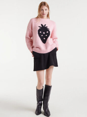 Falda corta de pana negra de Compañía Fantástica, tiro medio, bolsillos laterales y cremallera oculta. Disponible en Dulce Locura, tienda de moda en Badajoz.
