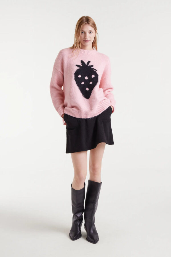 Falda corta de pana negra de Compañía Fantástica, tiro medio, bolsillos laterales y cremallera oculta. Disponible en Dulce Locura, tienda de moda en Badajoz.