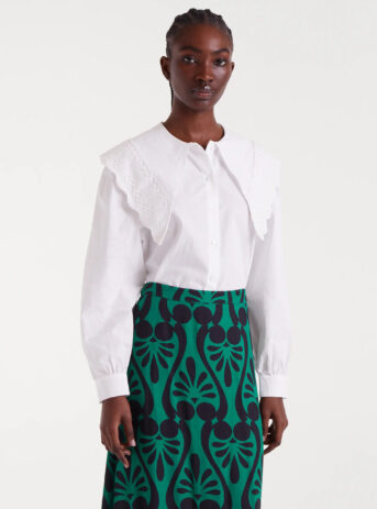 Camisa blanca 100% algodón con cuello solapa grande, manga larga y puños con botón. Disponible en Dulce Locura, tienda de moda en Badajoz.