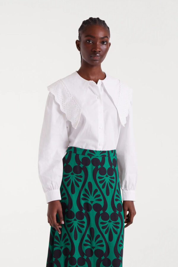 Camisa blanca 100% algodón con cuello solapa grande, manga larga y puños con botón. Disponible en Dulce Locura, tienda de moda en Badajoz.