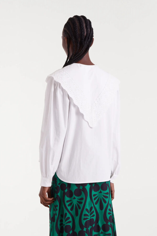 Camisa blanca 100% algodón con cuello solapa grande, manga larga y puños con botón. Disponible en Dulce Locura, tienda de moda en Badajoz.