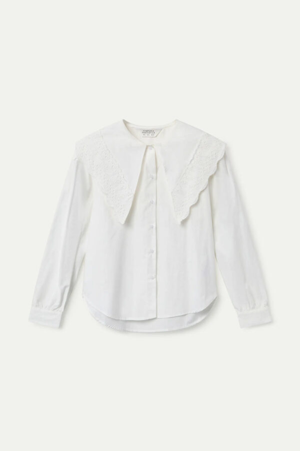 Camisa blanca 100% algodón con cuello solapa grande, manga larga y puños con botón. Disponible en Dulce Locura, tienda de moda en Badajoz.